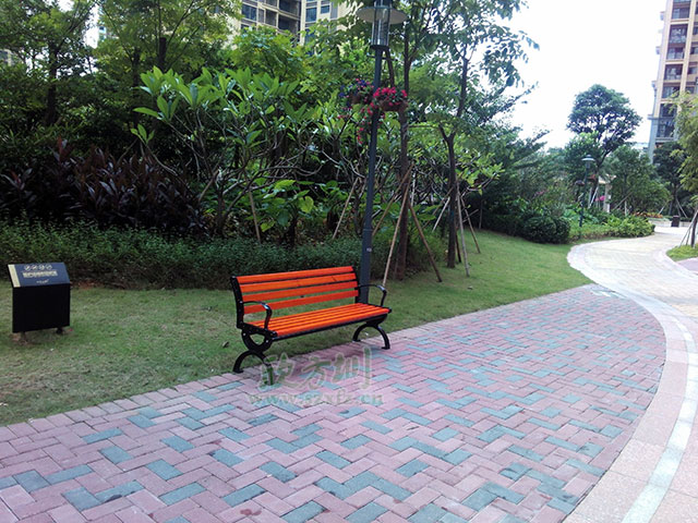  欣方圳垃圾桶廠家這里有您所需的各類垃圾桶產(chǎn)品和園林椅休閑椅，您只需要關(guān)注一下您身邊的市場或者來欣方圳官網(wǎng)瞧一瞧。您可以在欣方圳官網(wǎng)的案例里面，看到全國各地區(qū)的用戶案例及各種類型的用戶選擇。這不，深圳觀瀾的一位客戶又一次來我司欣方圳科技有限公司購買了一批鑄鐵有靠背園林椅。       欣方圳的這批P27鑄鐵有靠背園林椅椅腳模具使用電腦雕刻，比一般廠家人工模具鑄鐵椅腳表面更光滑平整。耐壓性極強，同時具備很強的耐熱、耐磨、耐蝕、耐低溫的特性，鑄鐵有靠背園林椅，生產(chǎn)周期較短，給人以粗獷、莊重、穩(wěn)重的感覺，是戶外市政公共設(shè)施必選產(chǎn)品。    而且為了防止椅條在受力情況下往下變形，我們欣方圳的每一款休閑椅都在在椅條的下面加了兩條L30*3的熱鍍鋅角鋼加強支撐，加強椅條的支撐能力，有效的將承載力傳遞到椅腿上，防止椅條變形，加強休閑椅的抗沖擊能力，提高鑄鐵有靠背園林椅的壽命。