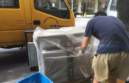    義烏這個果皮箱有“搞頭”，上面還可以發(fā)布公益廣告