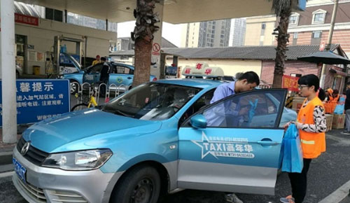 對車窗拋物說不！長沙環(huán)衛(wèi)局免費發(fā)放2000個車載垃圾桶