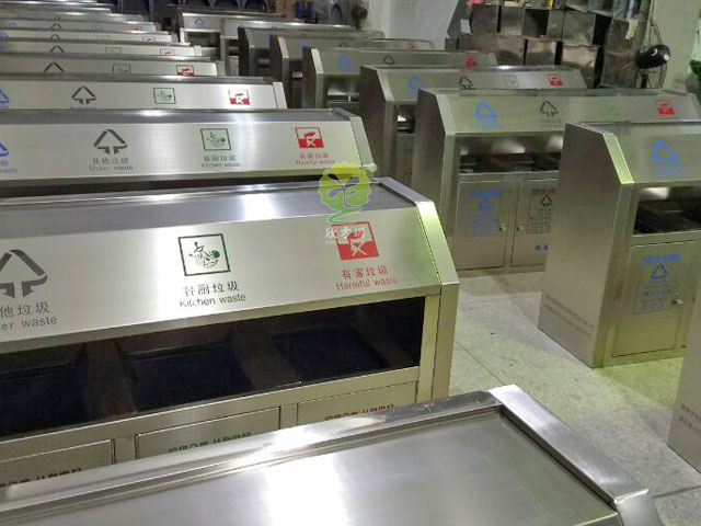 斜切面戶外不銹鋼四分類(lèi)垃圾桶廠家批發(fā)