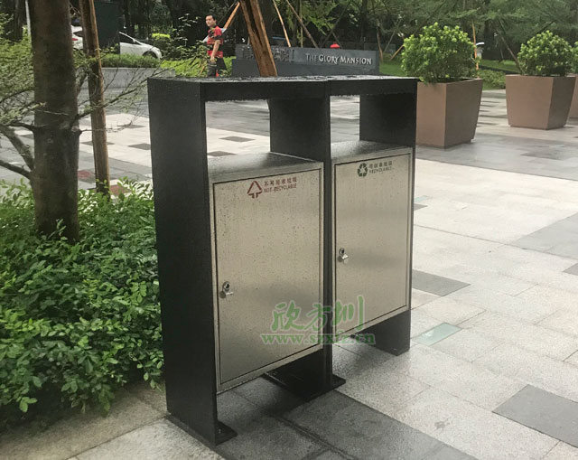 戶(hù)外搖蓋不銹鋼分類(lèi)果皮箱戶(hù)外擺放圖