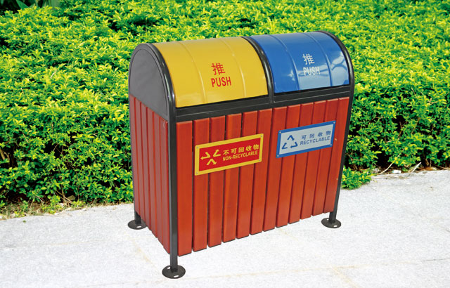 搖蓋環(huán)保鋼木分類(lèi)垃圾桶戶外擺放圖