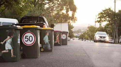 垃圾桶上貼安全標識，提醒司機‘不要超速’