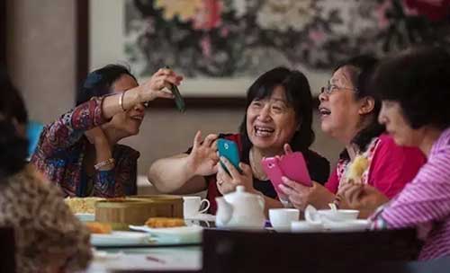 書報亭、早餐車，甚至垃圾桶都有二維碼“身份證”了。