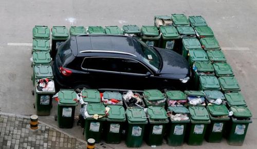 汽車被垃圾桶包圍是被惡搞還是得罪人了？