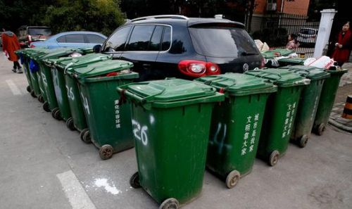 汽車被垃圾桶包圍是被惡搞還是得罪人了？