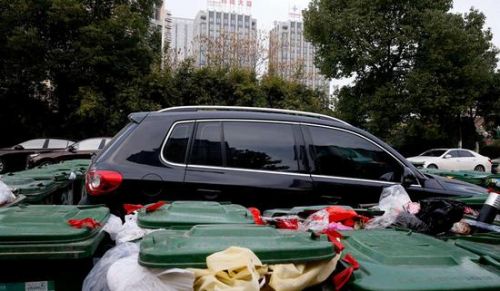 汽車被垃圾桶包圍是被惡搞還是得罪人了？