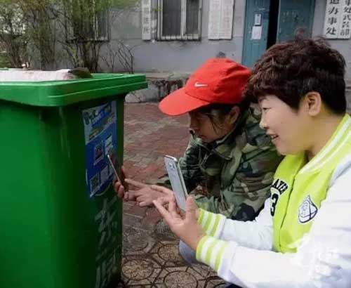 書報亭、早餐車，甚至垃圾桶都有二維碼“身份證”了。