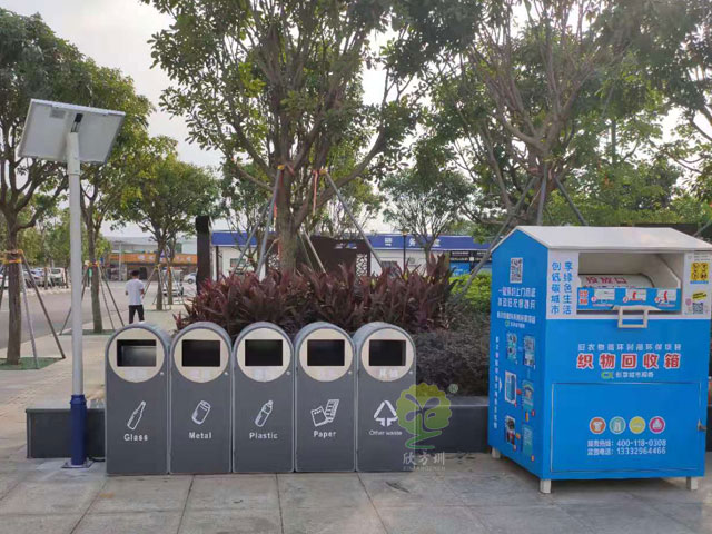 新款多分類果皮箱垃圾分類收集容器太陽能供電，智能滿溢功能通過平臺遠程終端提醒